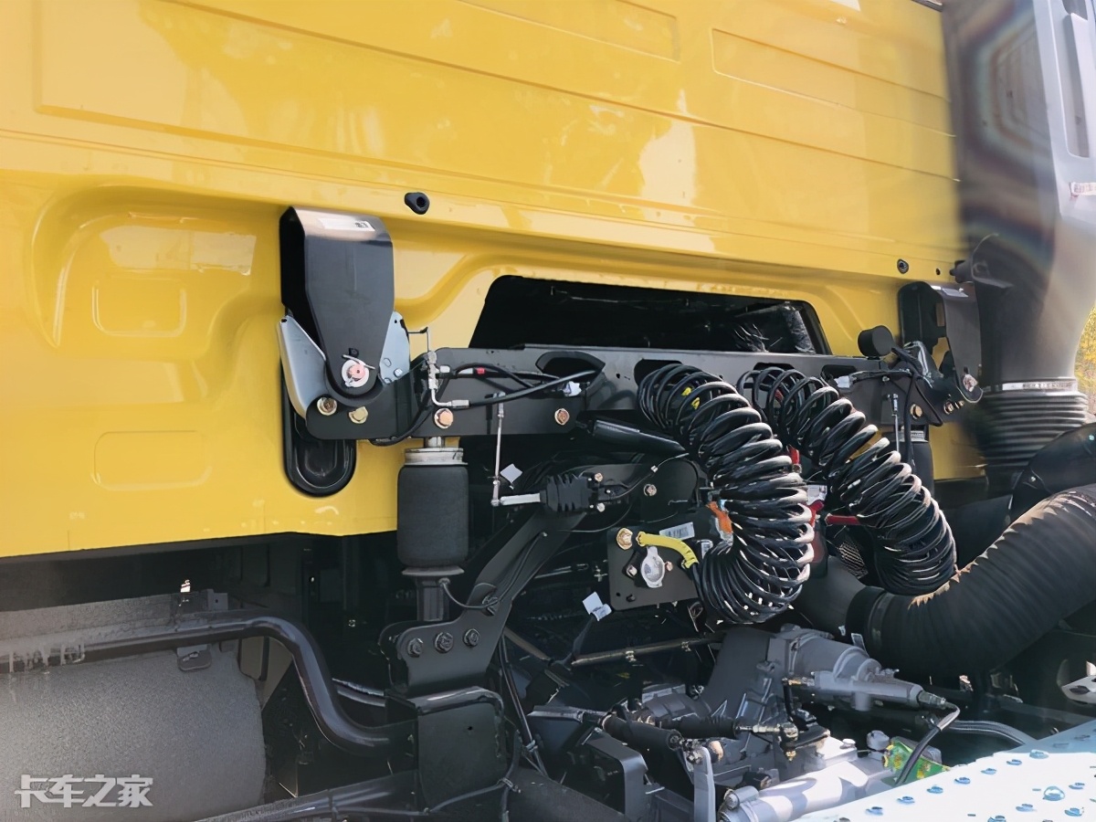 北奔重卡牵引车自重多少斤,北奔v3重载版前四后八自卸车
