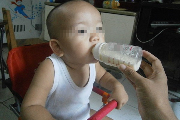 爱他美奶粉冲泡摇晃以后好多泡沫,冲完奶粉有泡泡是怎么回事