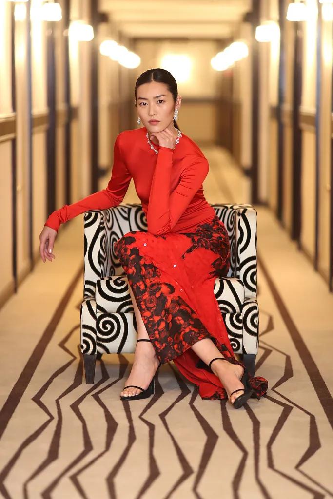 疯了，她的平胸才是顶级性感