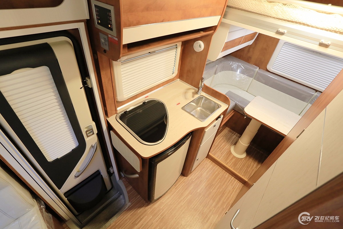 同级别车型谁敢跟它比轻量化！双会客区，实拍亚特plasy631房车