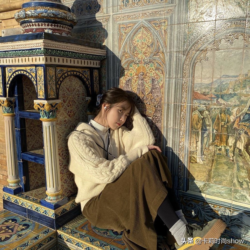 iu的甜美造型真是减龄利器,iu出席活动一袭绿色裙子