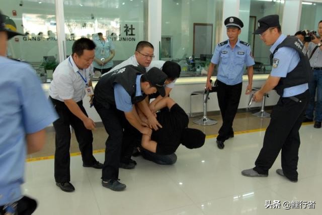 钱在银行被抢劫了银行会赔吗,在银行存钱被抢劫了怎么处理