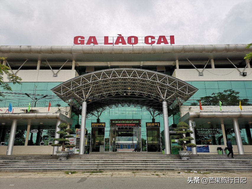 两个广东女孩越南自由行，老街逛超市发现方便面只要6毛，真便宜