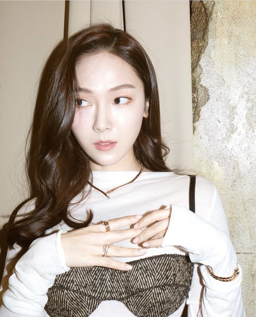 lisa得奖视频,lisa全身粉红色西装颁奖