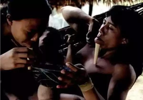 濒临“绝种”原始部落：当地人“以裸为美”，下巴穿刺16厘米木棍