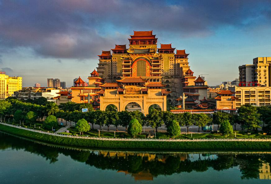 广西布达拉宫，供东南亚第一铜佛，地基挖出超大原石，建造者成谜