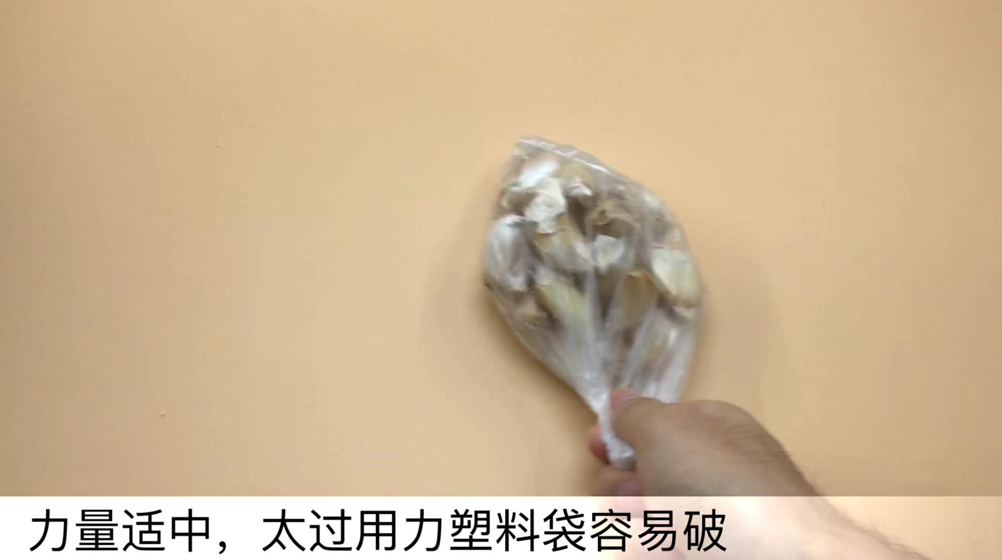快速剥大蒜的方法，只要个塑料袋1分钟就能剥一大袋，看完快试试