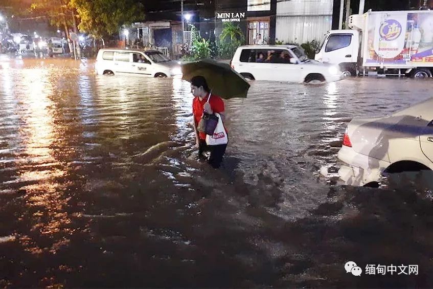 仰光雷雨，积水没过大腿，不少车子在水中“游”