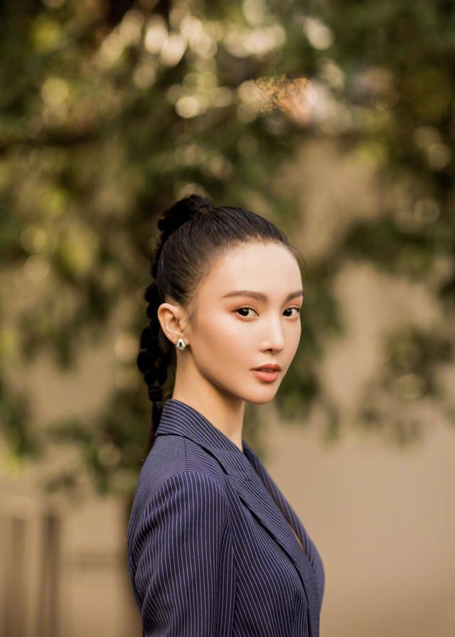 金晨在朋友圈上发她的马甲线,金晨的是属于马甲线还是腹肌