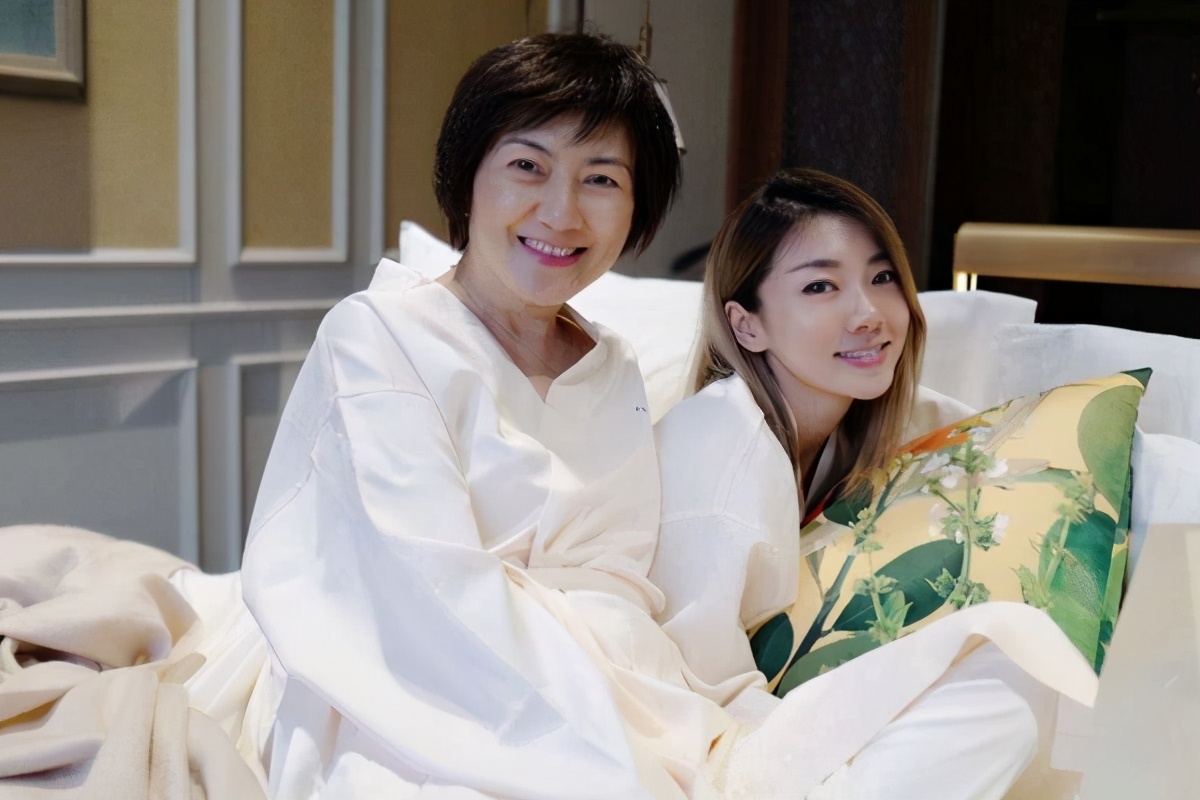 郑恺官宣苗苗生女,郑恺苗苗官宣怀孕了吗