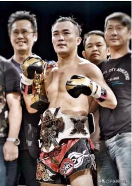 他为了一个机会，下跪争取，奈何“尊严不值钱”，靠拳头打出名堂