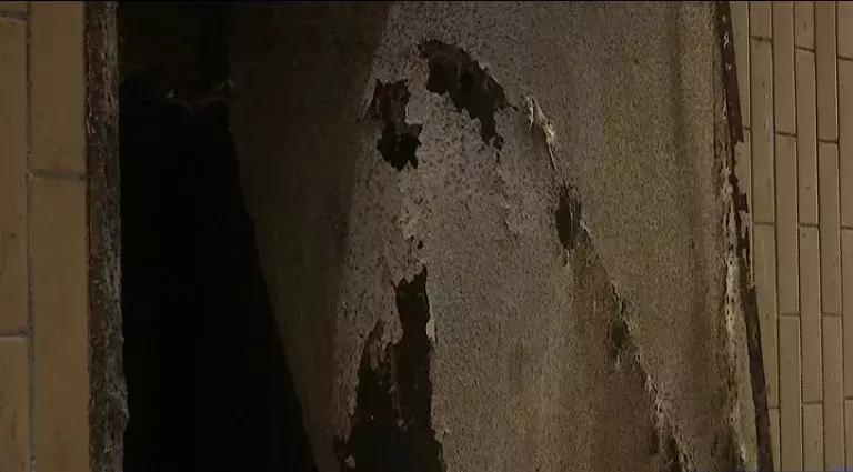 巷子屎水横流!不愿凑2万修理费,南海街坊宁可闻恶臭长达5年