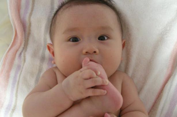 宝宝爱啃拖鞋,宝宝老是啃鞋子啥的正常吗