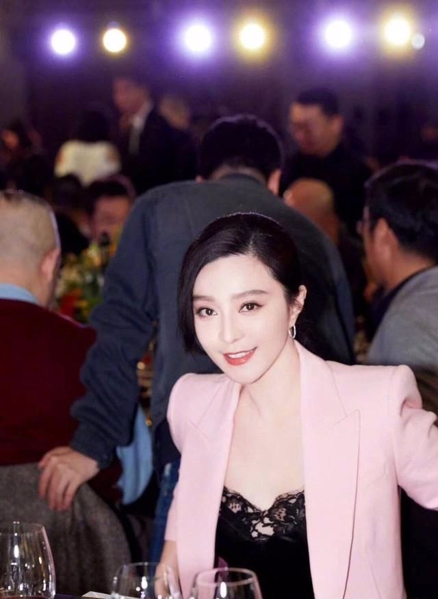 2019范冰冰穿破洞裤现身机场,范冰冰风波后首拍广告