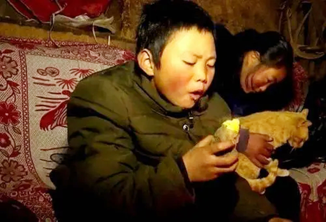 还记得惊动省长的“冰花男孩”吗？如今他怎样了？