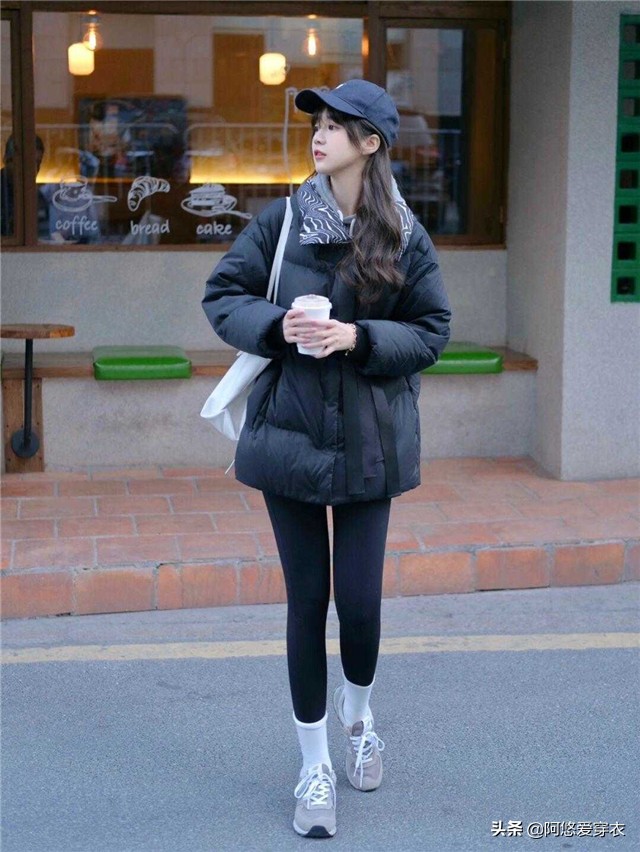 韩国女生黑色羽绒服穿搭,韩国女生穿什么羽绒服