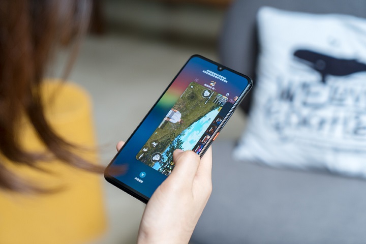 刚买的新手机，要不要贴上钢化膜？别辜负设计师一番苦心