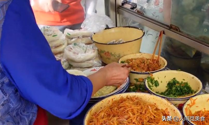 6旬大妈摆摊卖小吃一天卖300份,下岗夫妻摆摊20年只卖1种小吃