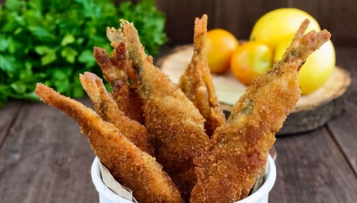 炸小鱼时,用什么挂糊很重要,学会这个方法,出锅外酥里嫩,真香