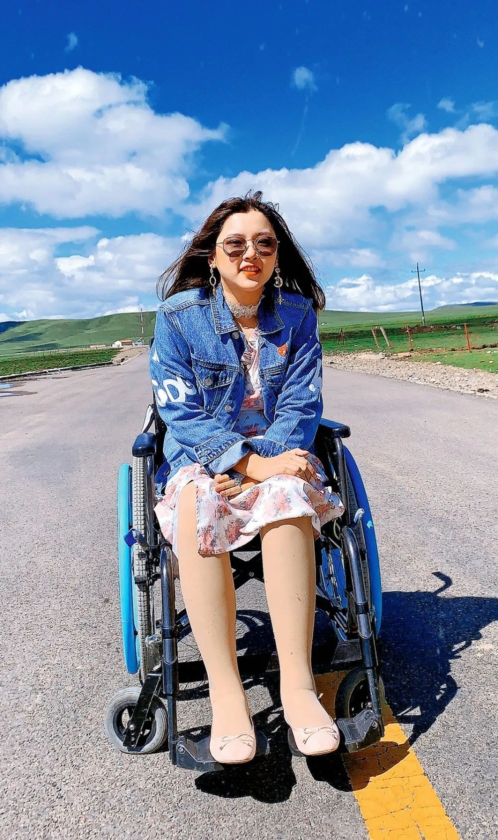 29岁美女：海归硕士，高位截瘫却打3份工，月薪1万，央视表扬