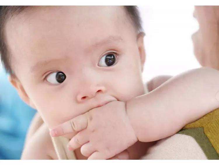 孩子从小咬指甲长大后怎么办,孩子咬手指甲咬出血怎么治疗