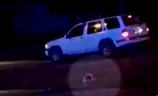 不系安全带拐弯飞出,小孩子坐车不系安全带被甩出车外