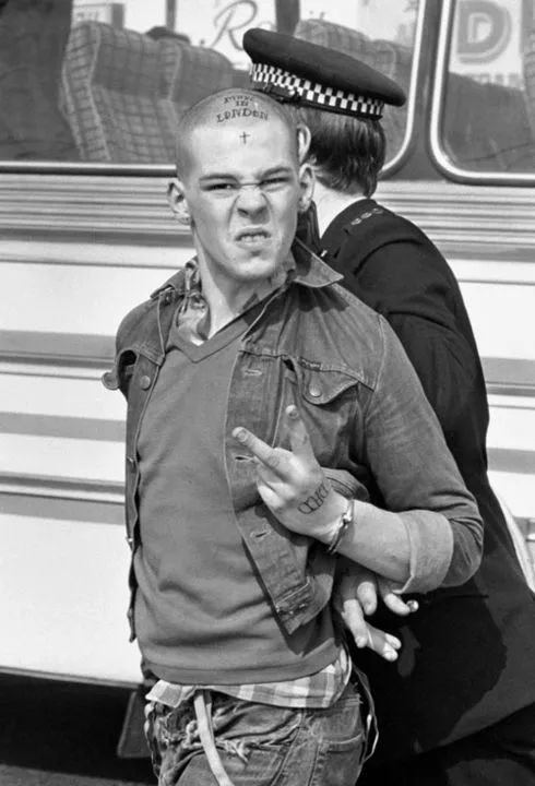 穿马丁靴不磨脚,穿马丁靴的马丁