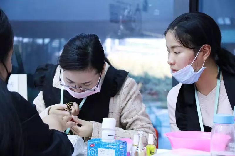 美甲师学一个月能赚多少钱,美甲师能怎么多赚一点钱