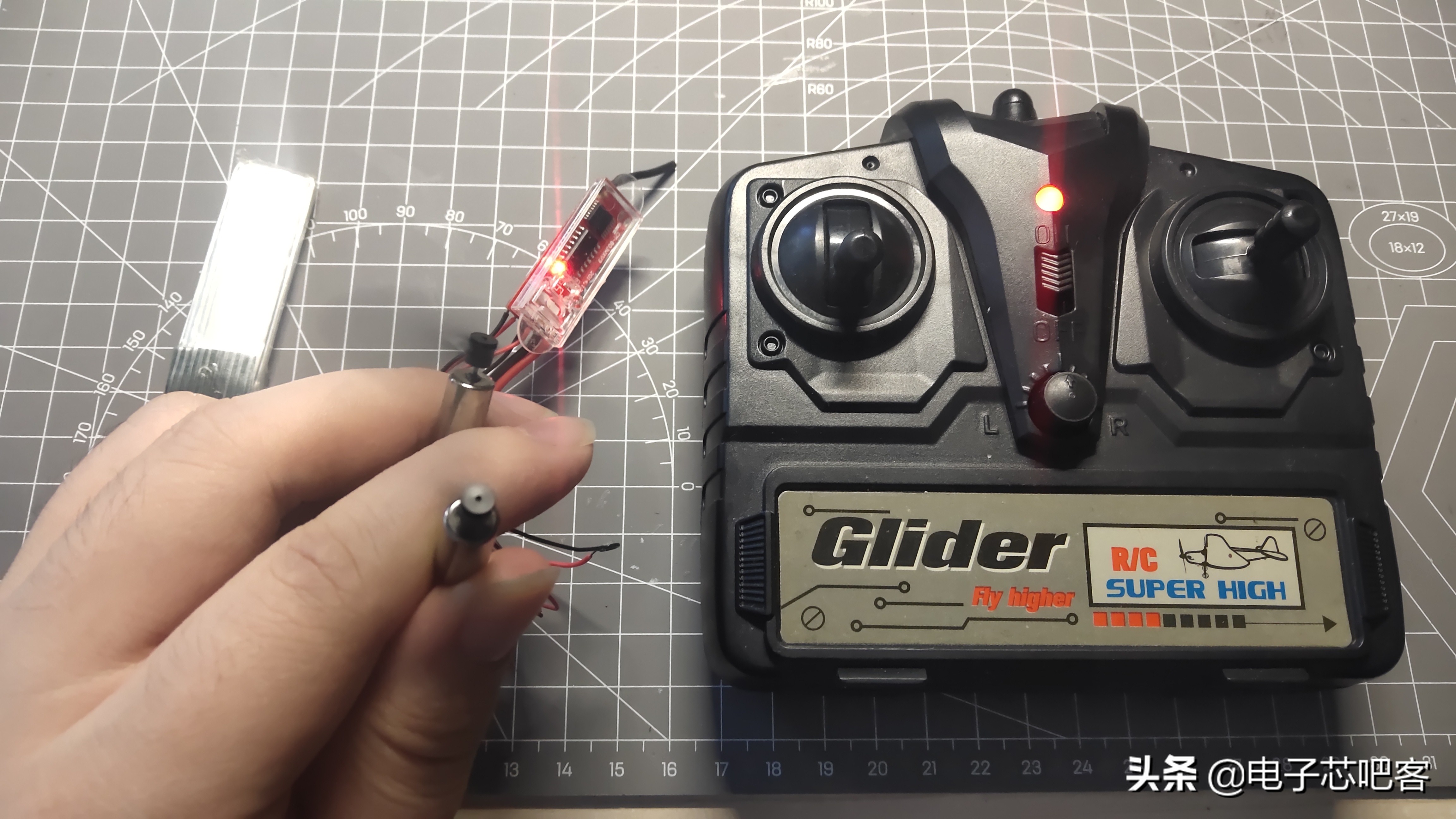 修复严重损坏的飞机,遥控飞机遥控器坏了怎样修复