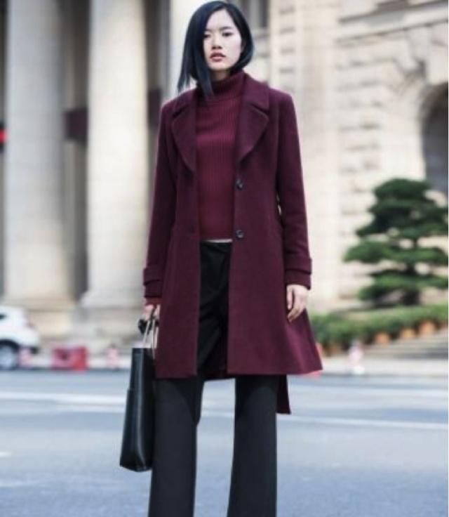 显白肤色黑穿搭图片女士,肤色偏黄的女生适合穿什么