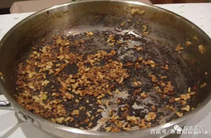 没熨斗怎么让褶皱的衣服变平整,没有熨斗怎么去除衣服上的褶皱