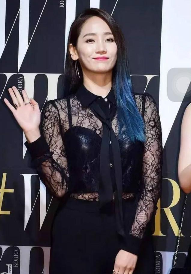 林允儿黑色吊带裙,林允儿黑色抹胸深v礼服