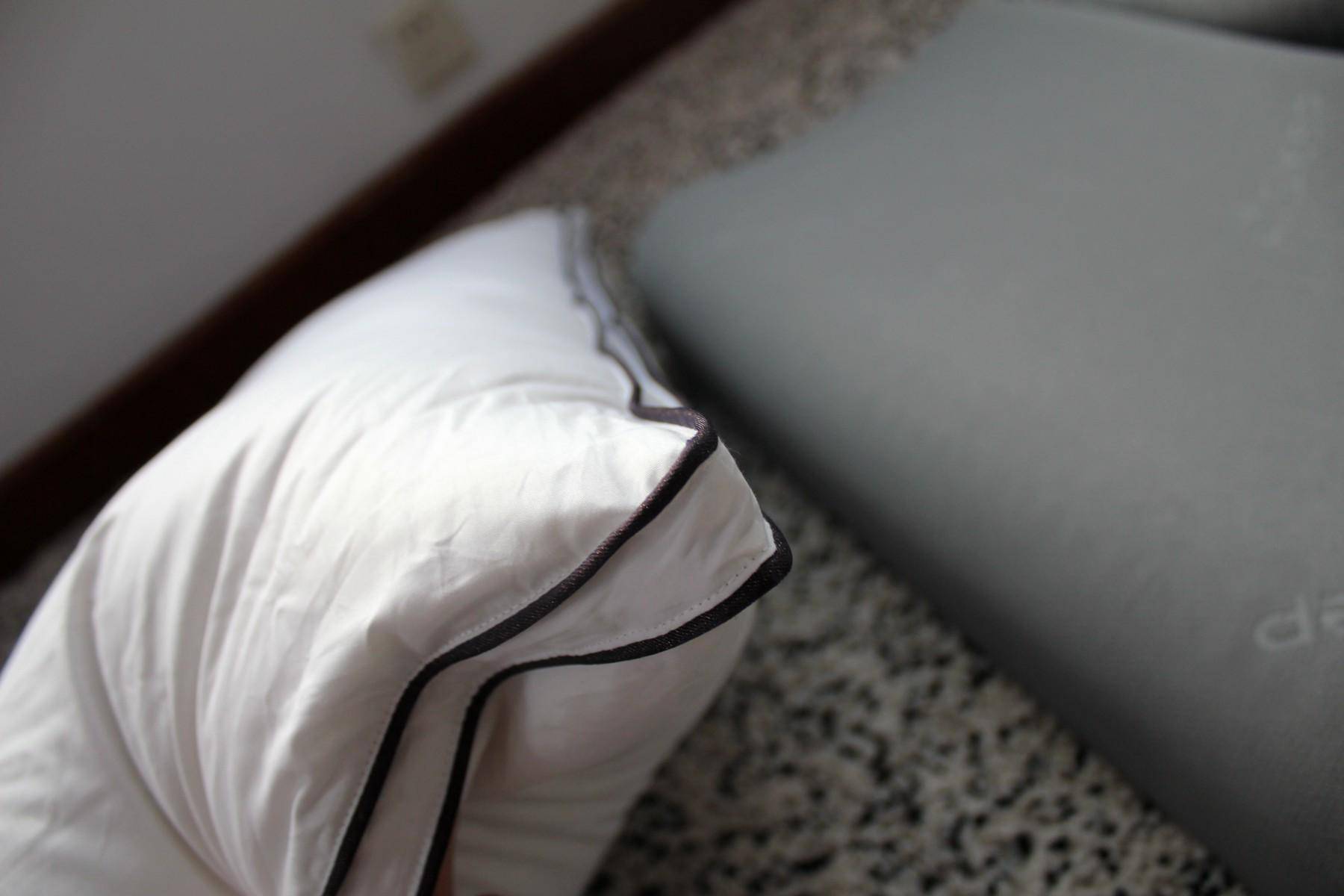 乳胶和太空记忆棉枕头哪个好,记忆棉波浪枕头真实测评