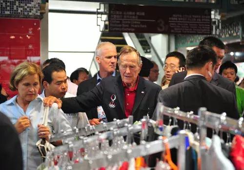 美国老布什总统逝世葬礼,美国前总统老布什跳伞