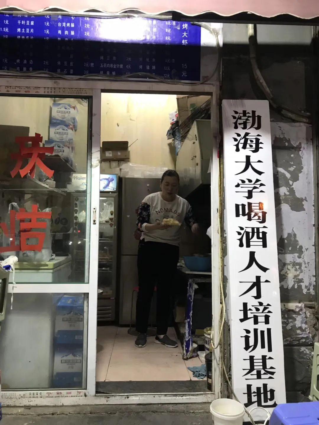 只有一张单人床的屋子,单人房两个单人床