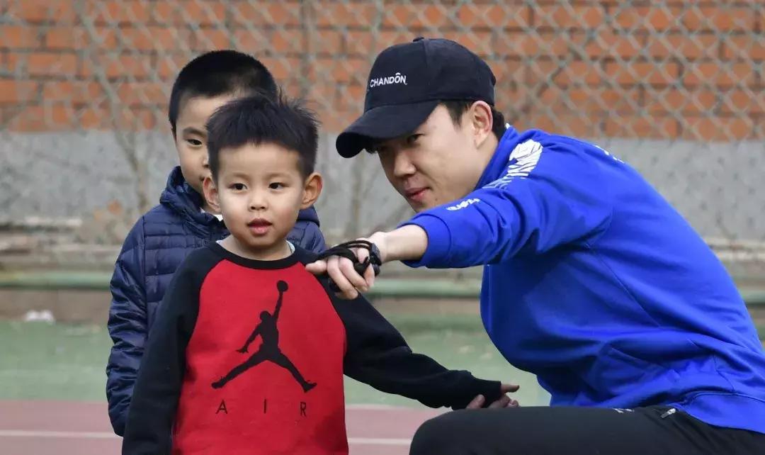 让小孩踢职业足球,如何培训孩子踢职业足球