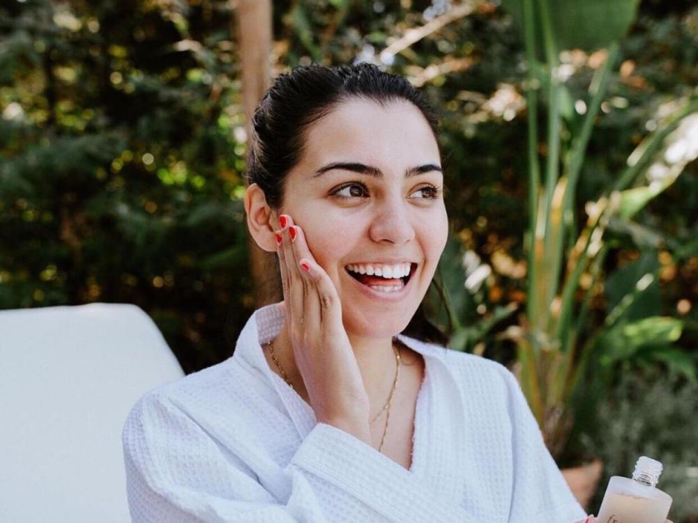 隔离霜和防晒霜哪个先擦脸比较好,先擦隔离霜还是先擦防晒霜素颜霜