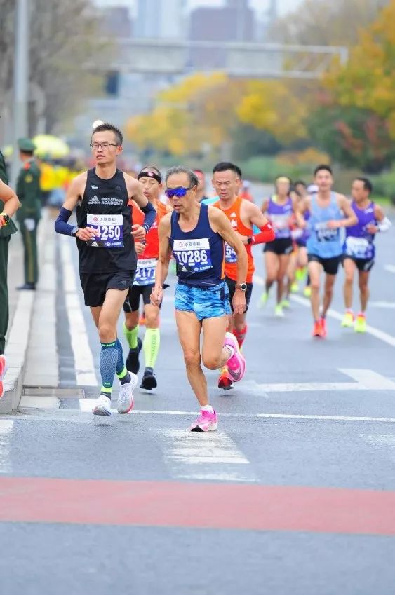 领跑一堆年轻小伙！68岁大爷北马2小时54分，配速408！