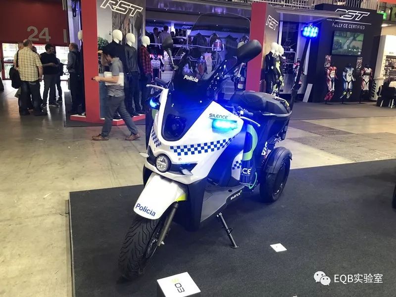 「米兰展独家」弯的电池？可当作充电宝的电池？外国人真会玩！