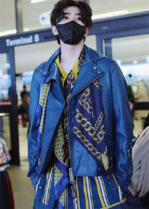蔡徐坤带火西装,蔡徐坤带火的衣服