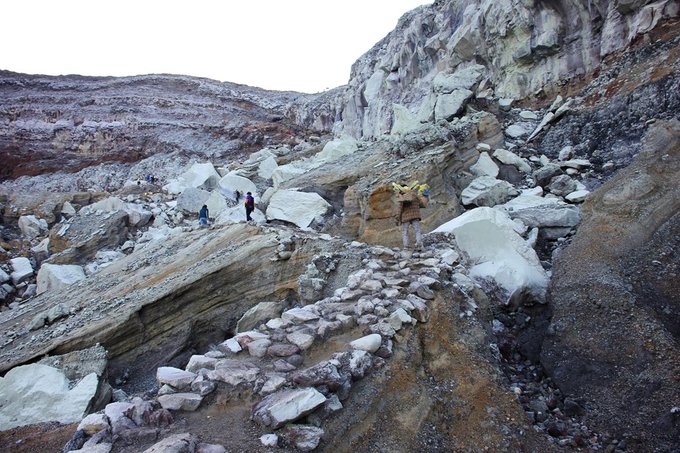 沐浴硫磺，追寻蓝火——印尼宜珍火山