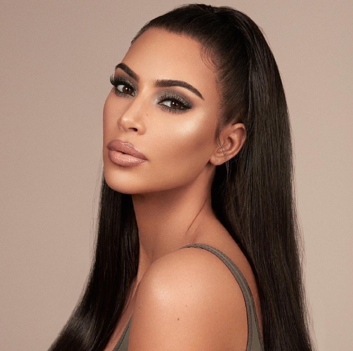 昔日名媛希尔顿沉迷5毛特效p图，品味差当年小跟班金卡戴珊太多