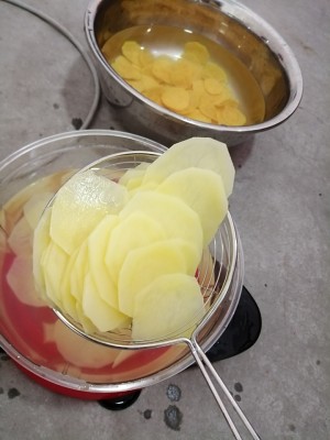 自制炸薯片变酸了,怎样炸薯片才能把薯片炸得嘎嘣脆