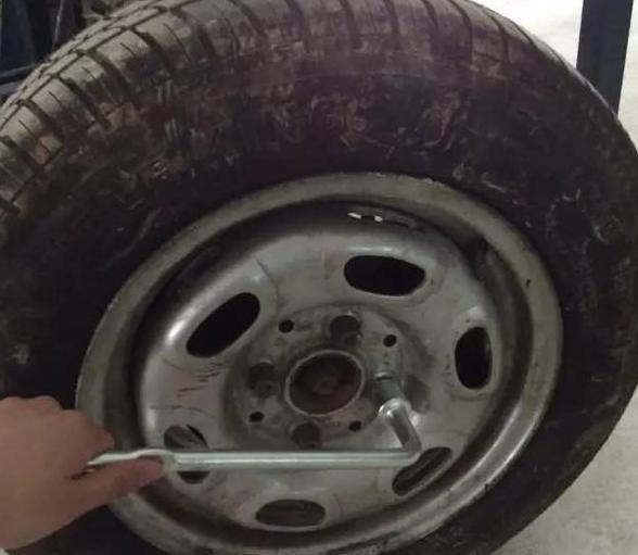 车做了四轮定位还是跑偏怎样调整,汽车向右跑偏四轮定位不能解决