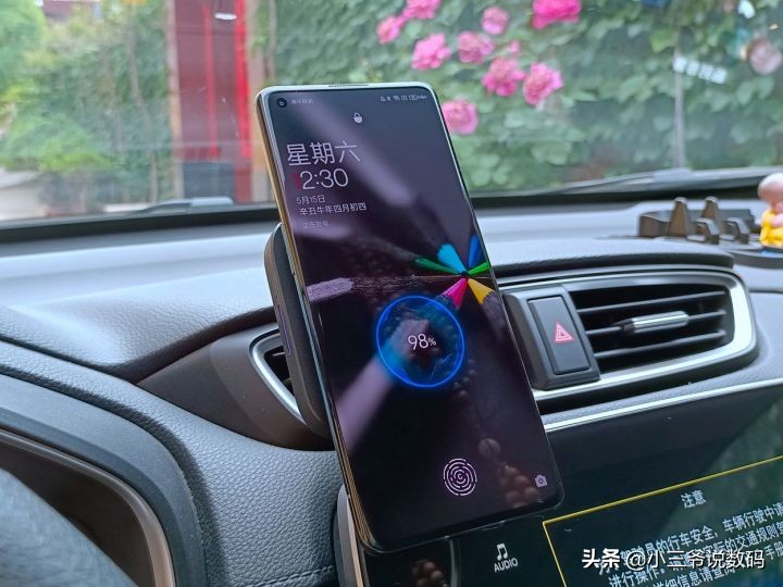 亿色车载磁吸无线充支架：磁吸+无线，轻松好出行