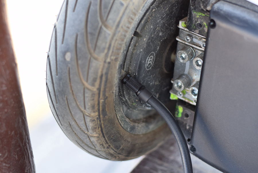 小米发布会前夕神秘机型遭曝光,小米首款车型曝出