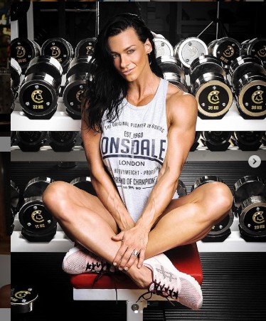 她是瑞典健身达人，由于凸显的腹肌，被粉丝称为“瑞典女超人”