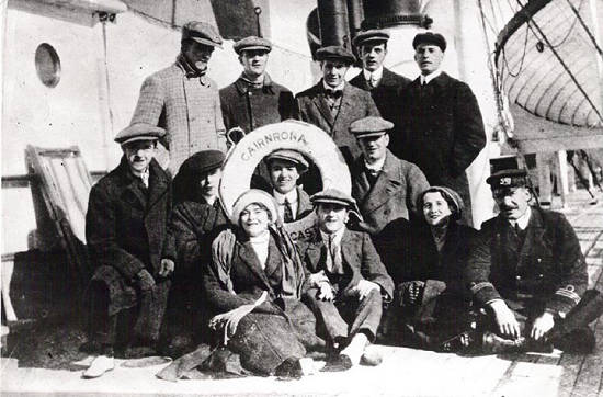 他5岁登台表演，12岁丧父13岁流浪街头，1个跌跤迎来喜剧人生