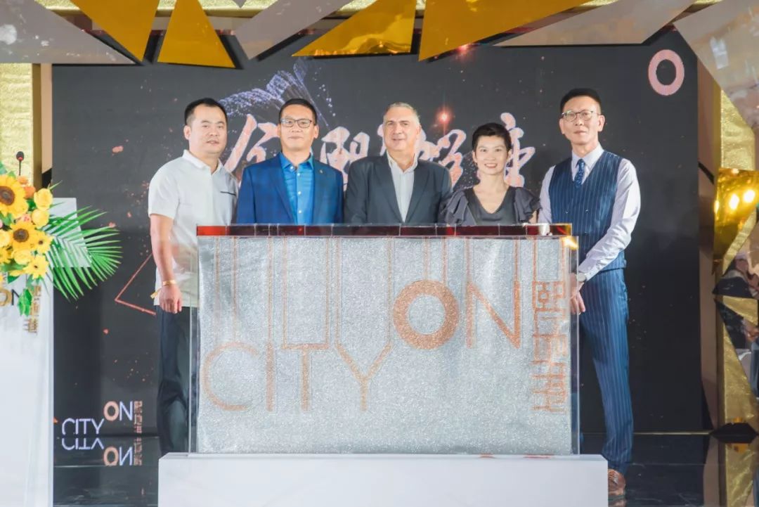 西安赛格品牌大升级！瑞幸和COACH做邻居，西安商业8月迷幻现实