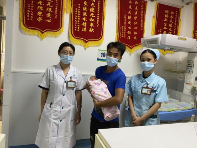 早产儿被医生护士抢救回来,被放弃的新生儿被医生成功抢救